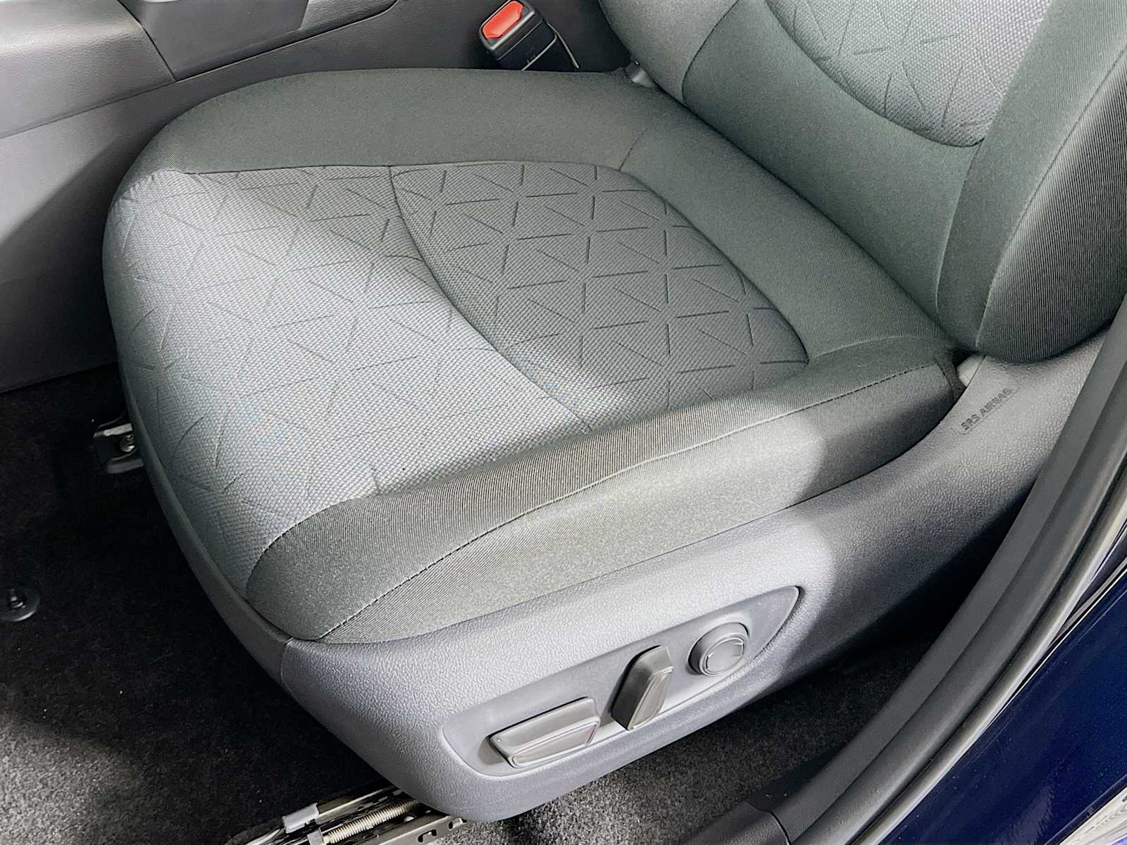 2025 Toyota RAV4 XLE - Photo 17