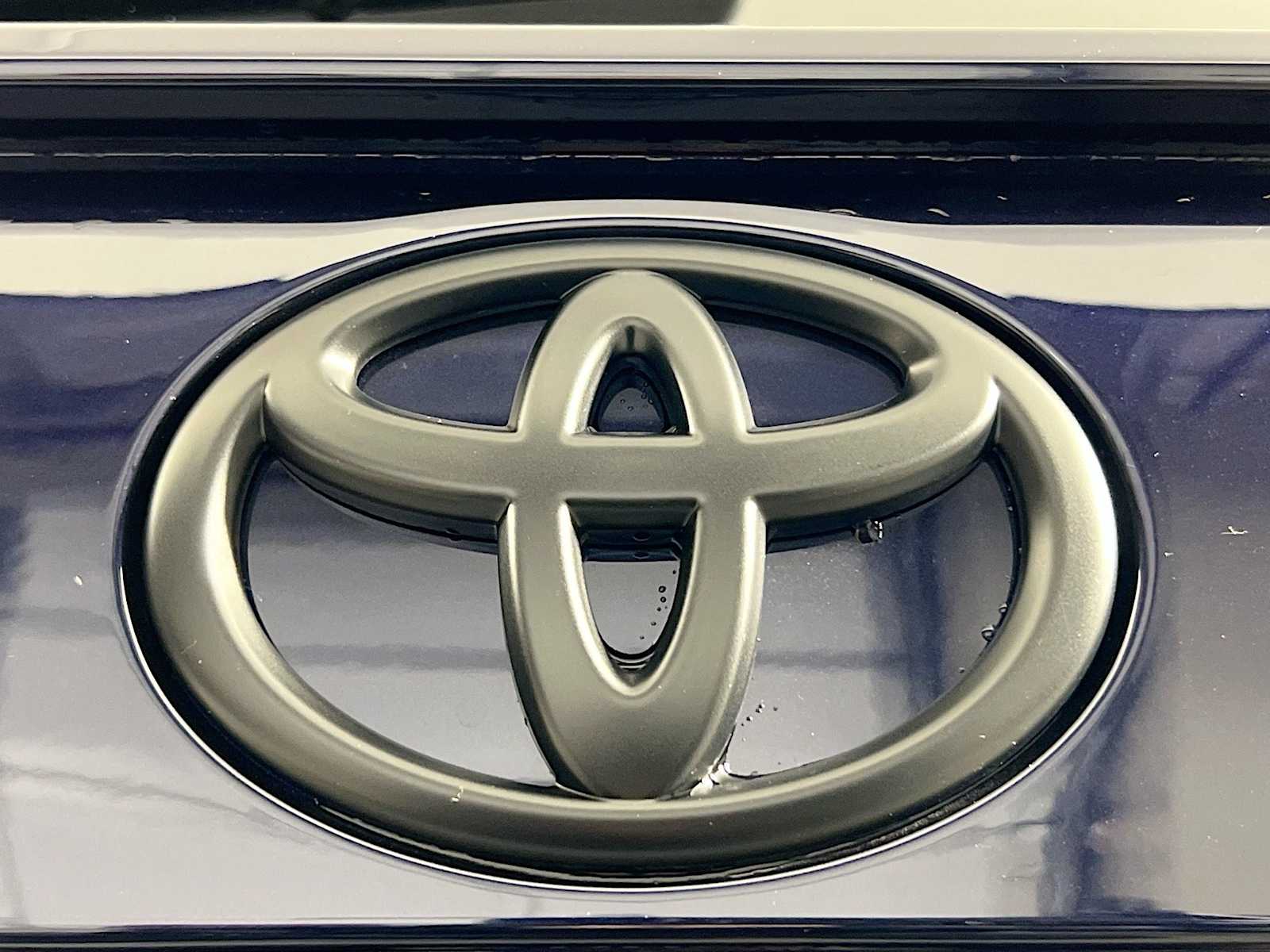2025 Toyota RAV4 XLE - Photo 18