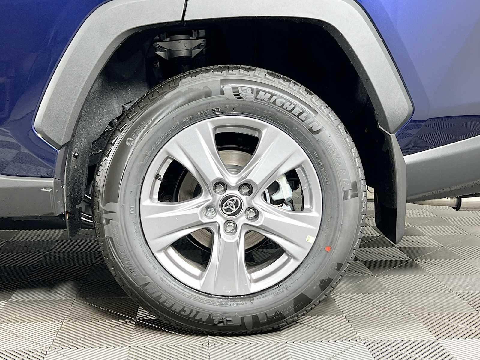 2025 Toyota RAV4 XLE - Photo 19