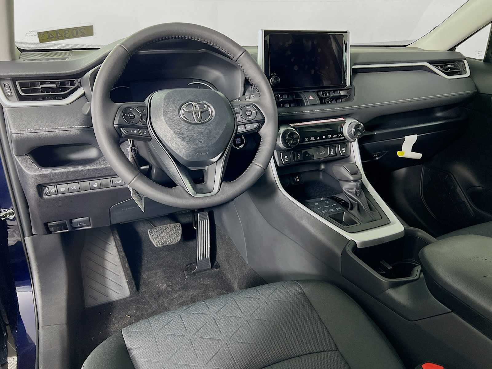 2025 Toyota RAV4 XLE - Photo 6