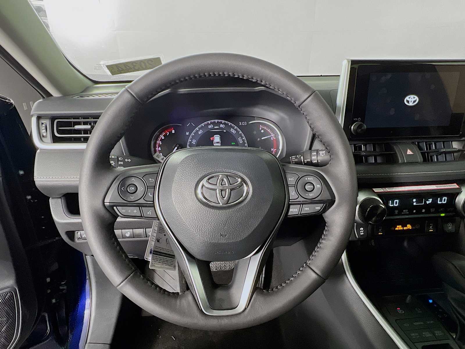 2025 Toyota RAV4 XLE - Photo 7