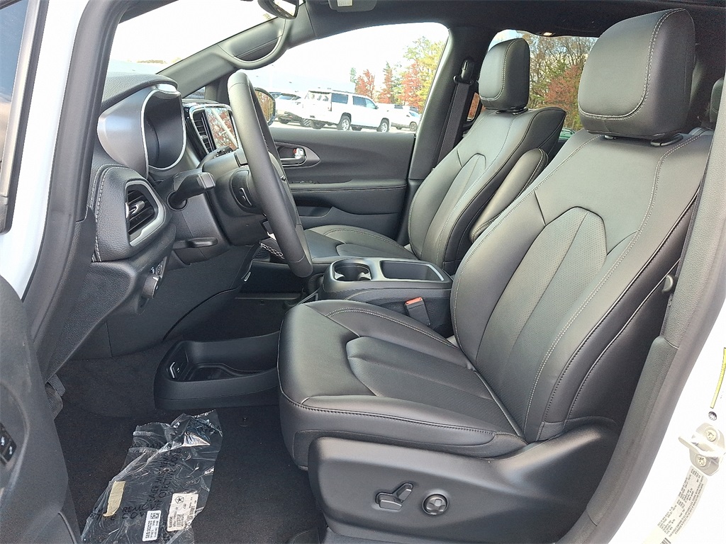 2026 Chrysler Pacifica Select - Photo 11