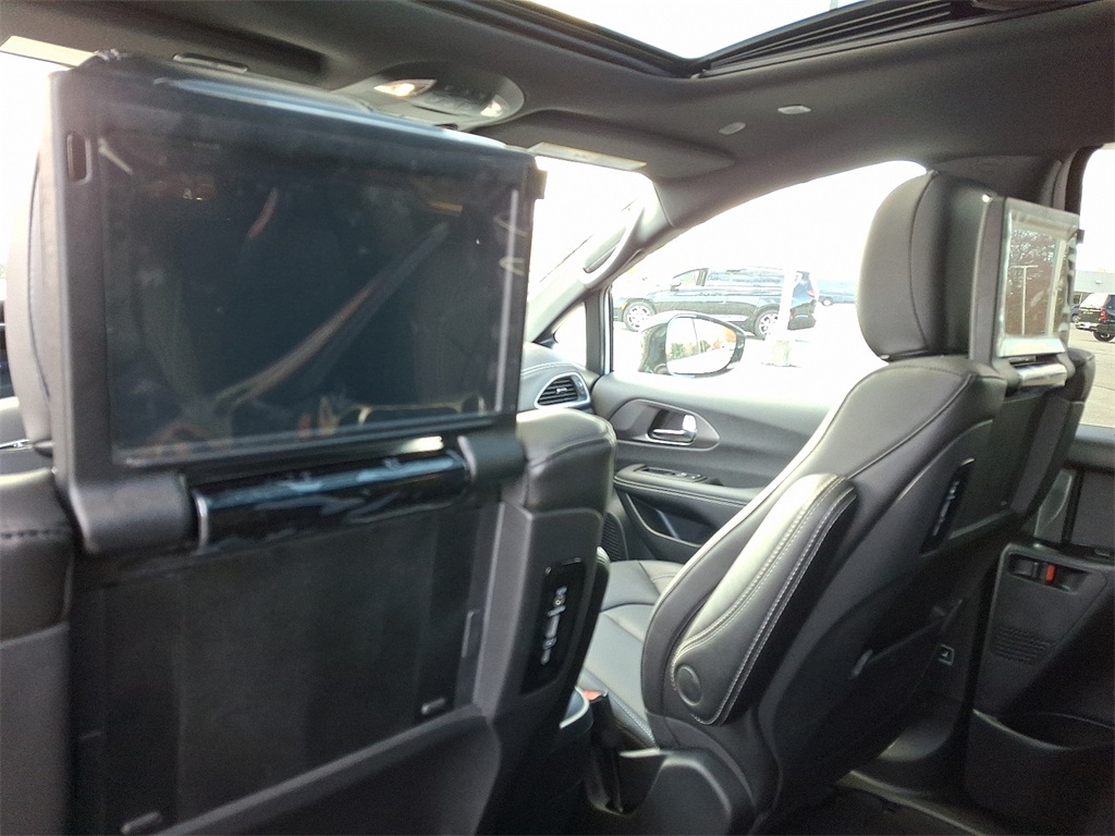 2026 Chrysler Pacifica Select - Photo 8