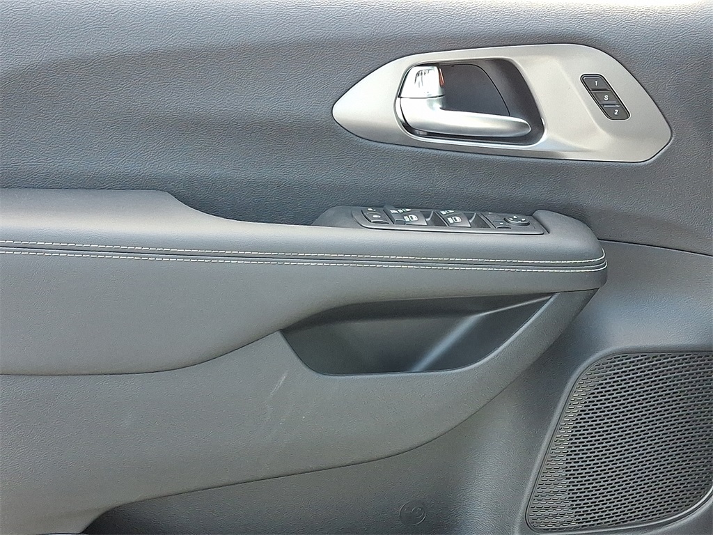2026 Chrysler Pacifica Select - Photo 10