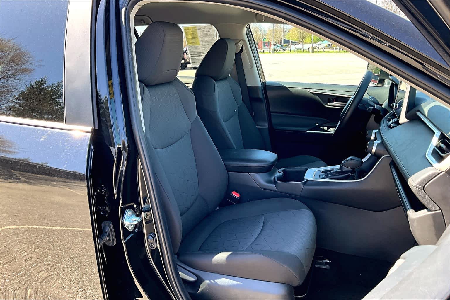 2024 Toyota RAV4 XLE - Photo 11
