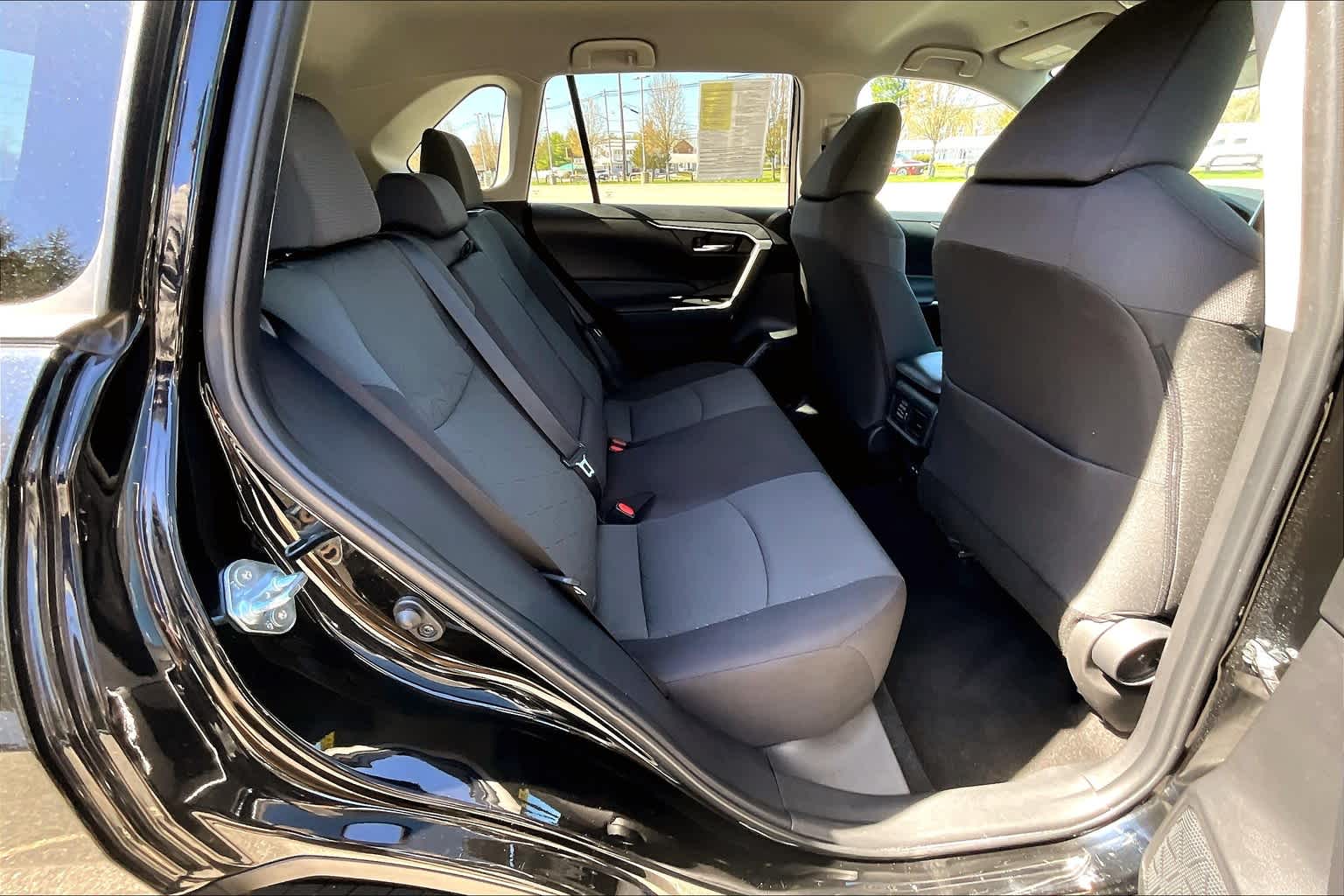 2024 Toyota RAV4 XLE - Photo 16