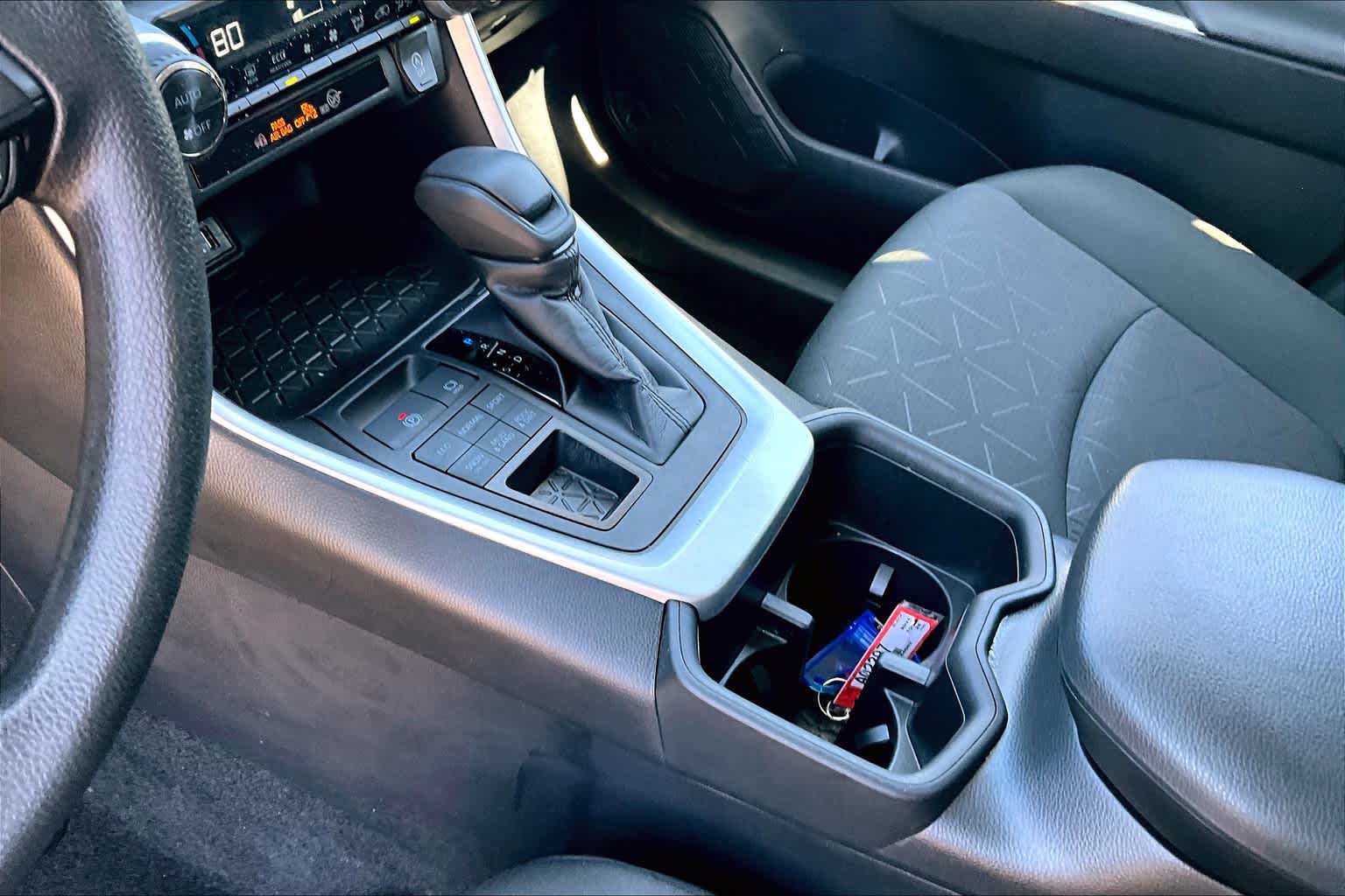 2024 Toyota RAV4 XLE - Photo 20