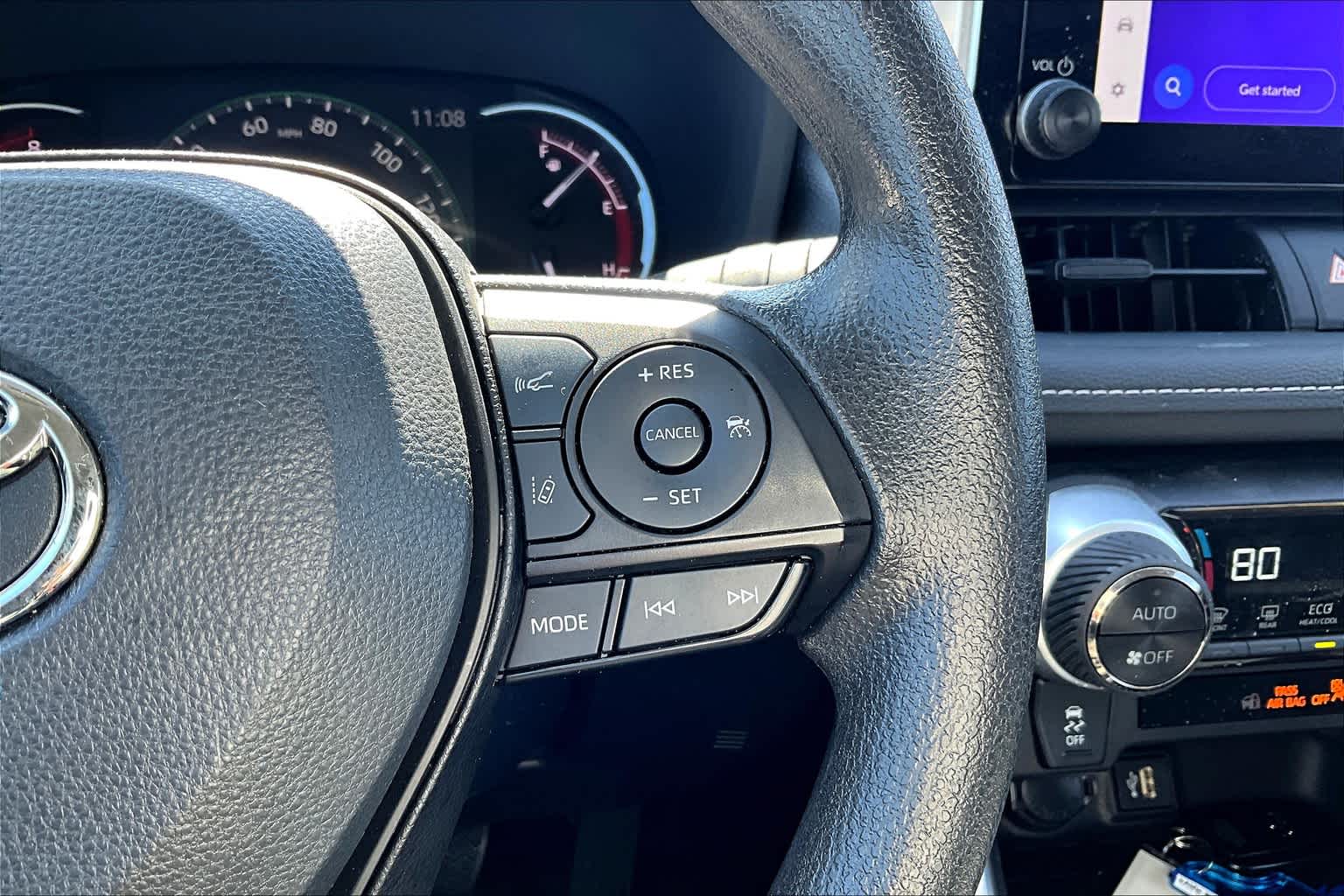 2024 Toyota RAV4 XLE - Photo 24