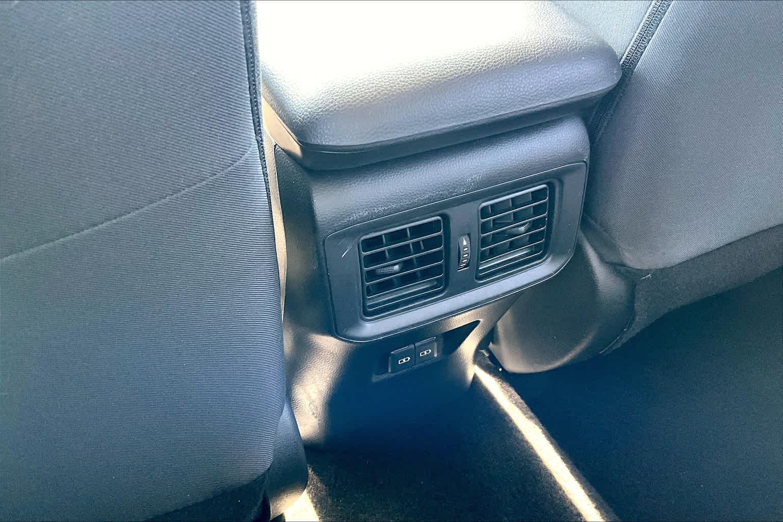 2024 Toyota RAV4 XLE - Photo 28