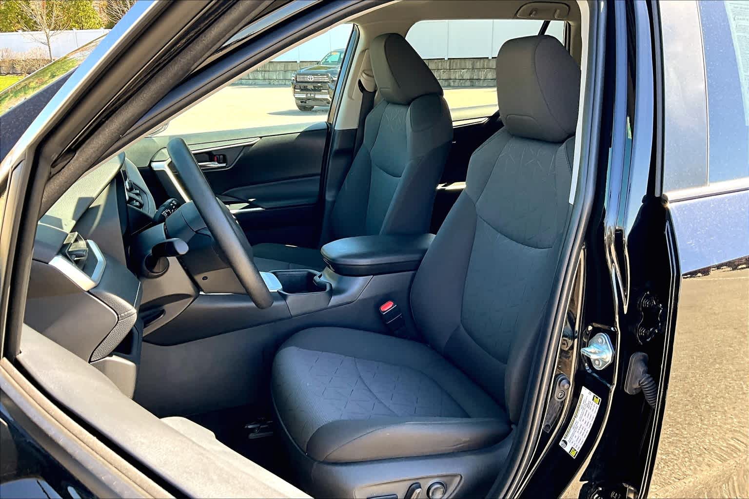 2024 Toyota RAV4 XLE - Photo 10