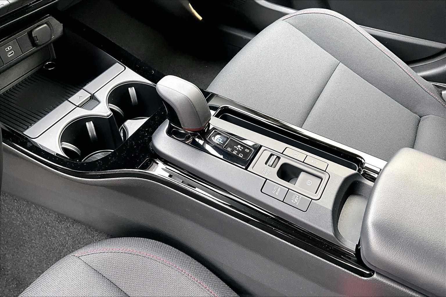 2025 Toyota Prius Plug-In Hybrid SE - Photo 14