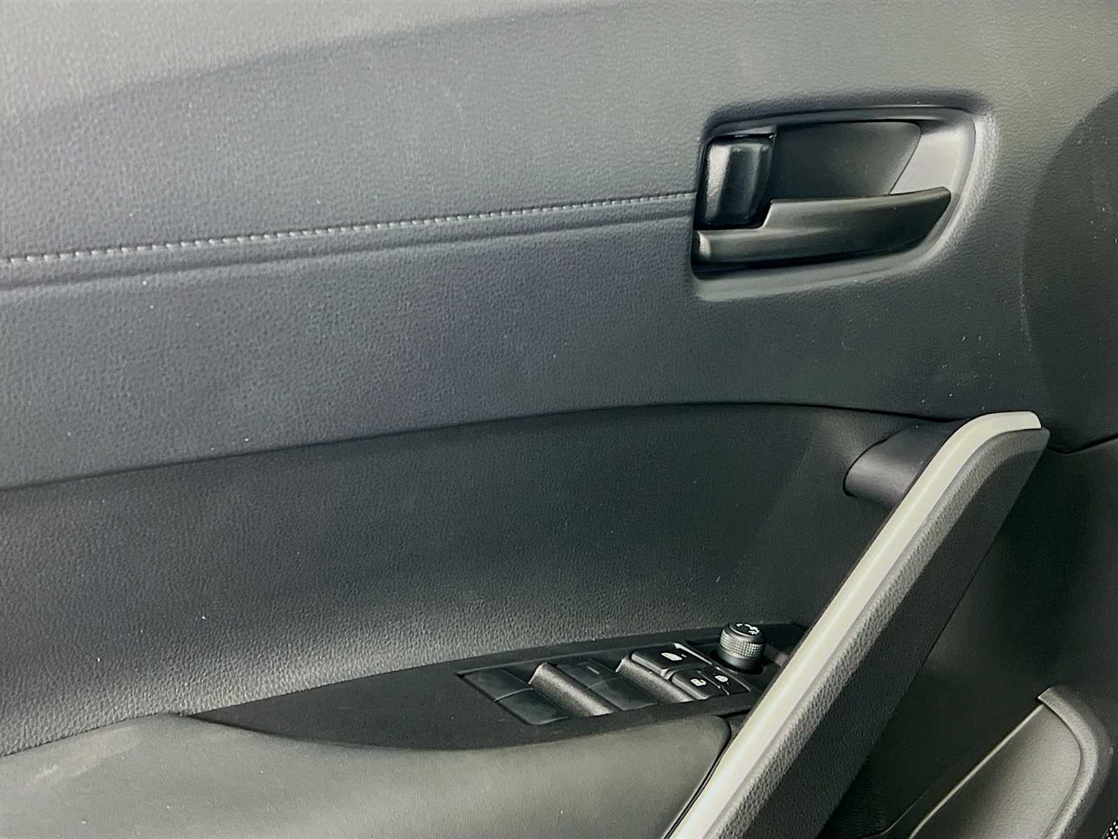 2026 Toyota Corolla Cross LE - Photo 16