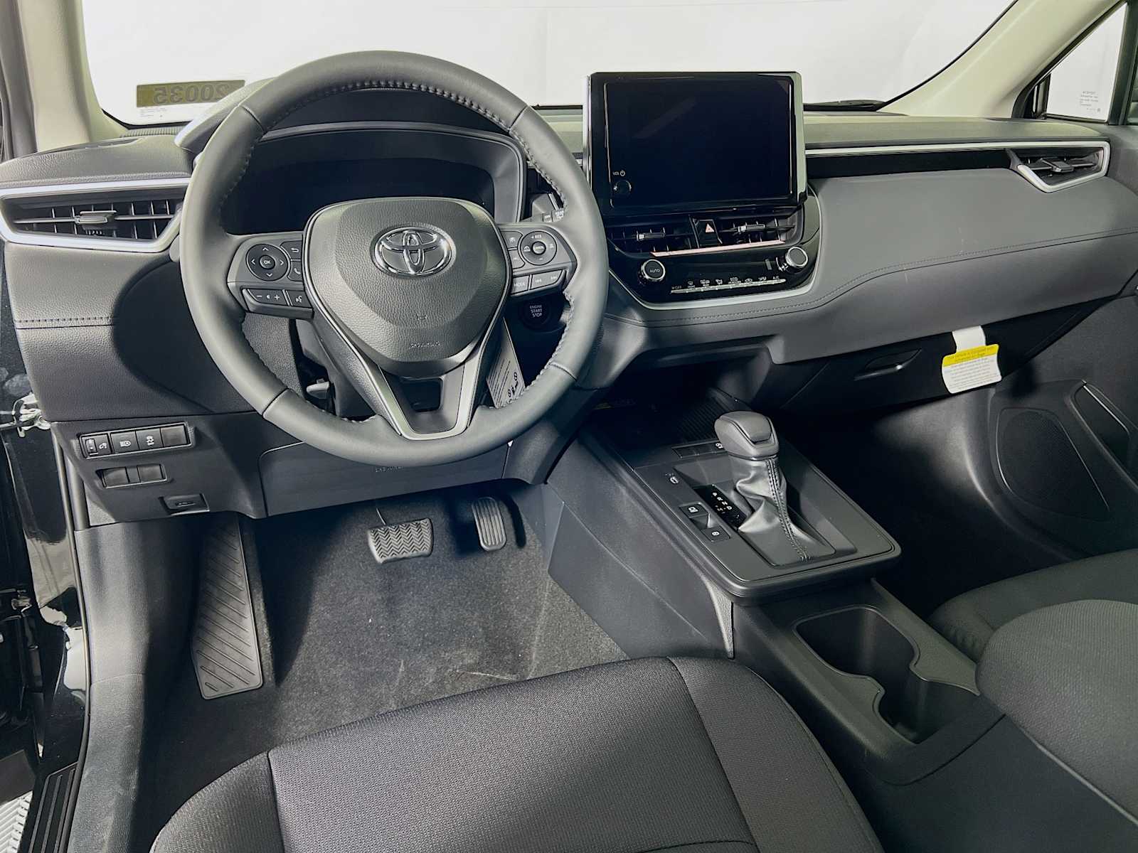 2026 Toyota Corolla Cross LE - Photo 6