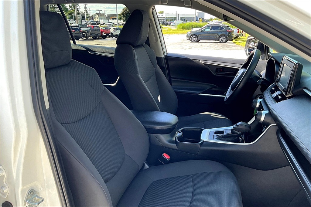 2022 Toyota RAV4 LE - Photo 11