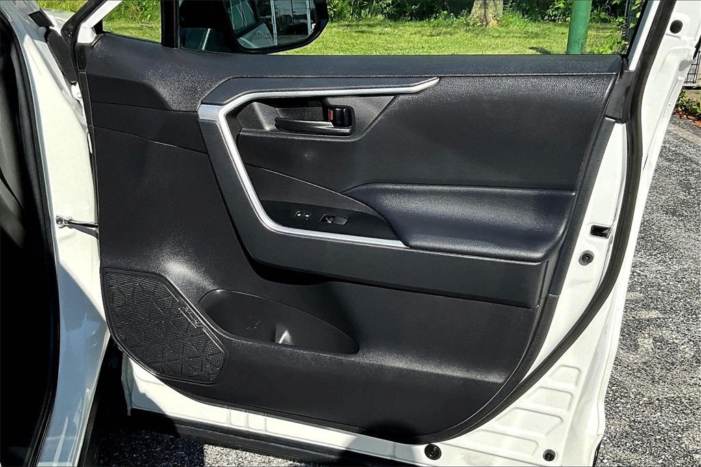2022 Toyota RAV4 LE - Photo 12