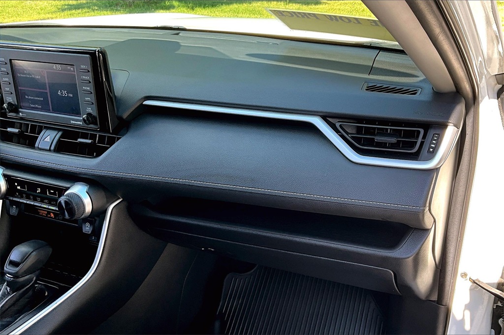 2022 Toyota RAV4 LE - Photo 13