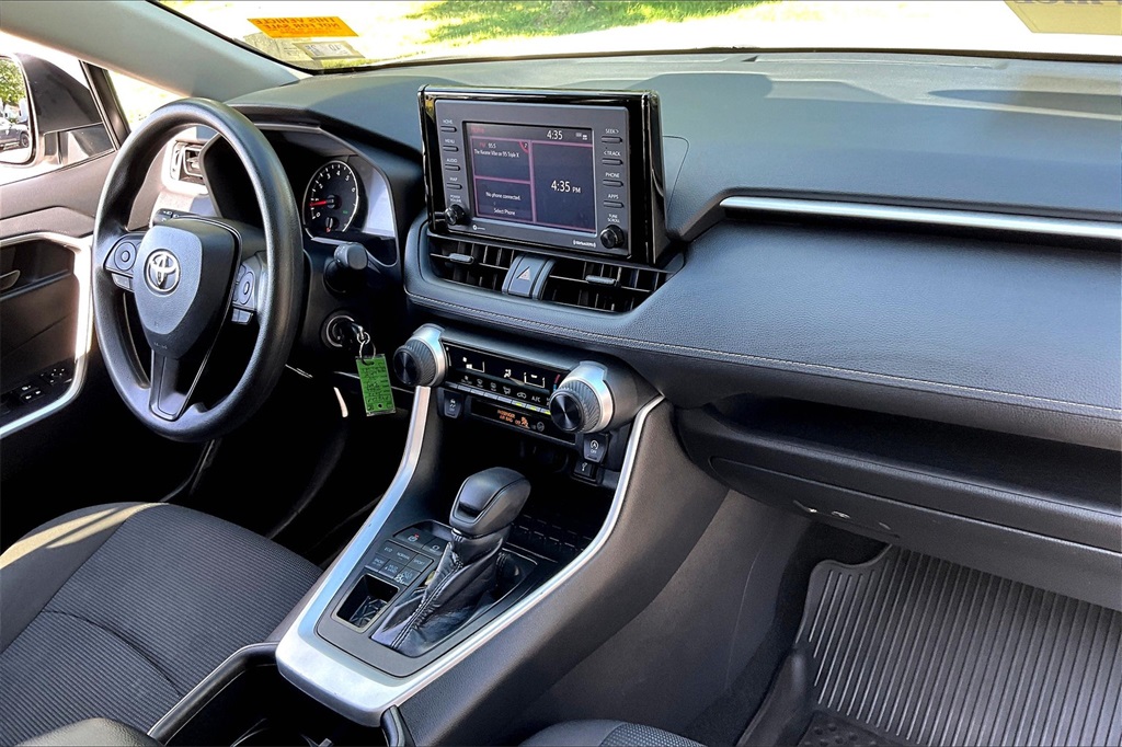 2022 Toyota RAV4 LE - Photo 14