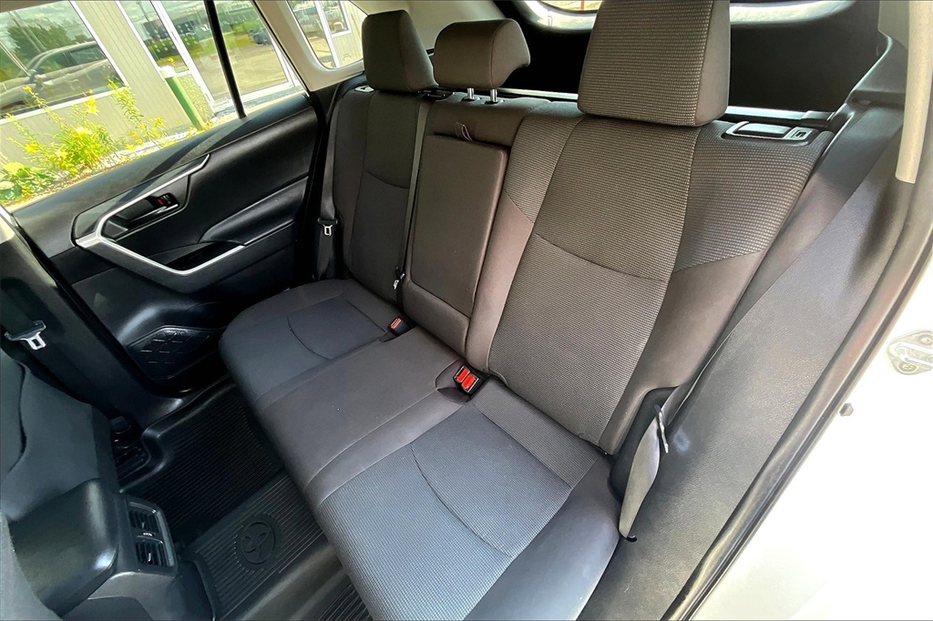 2022 Toyota RAV4 LE - Photo 15
