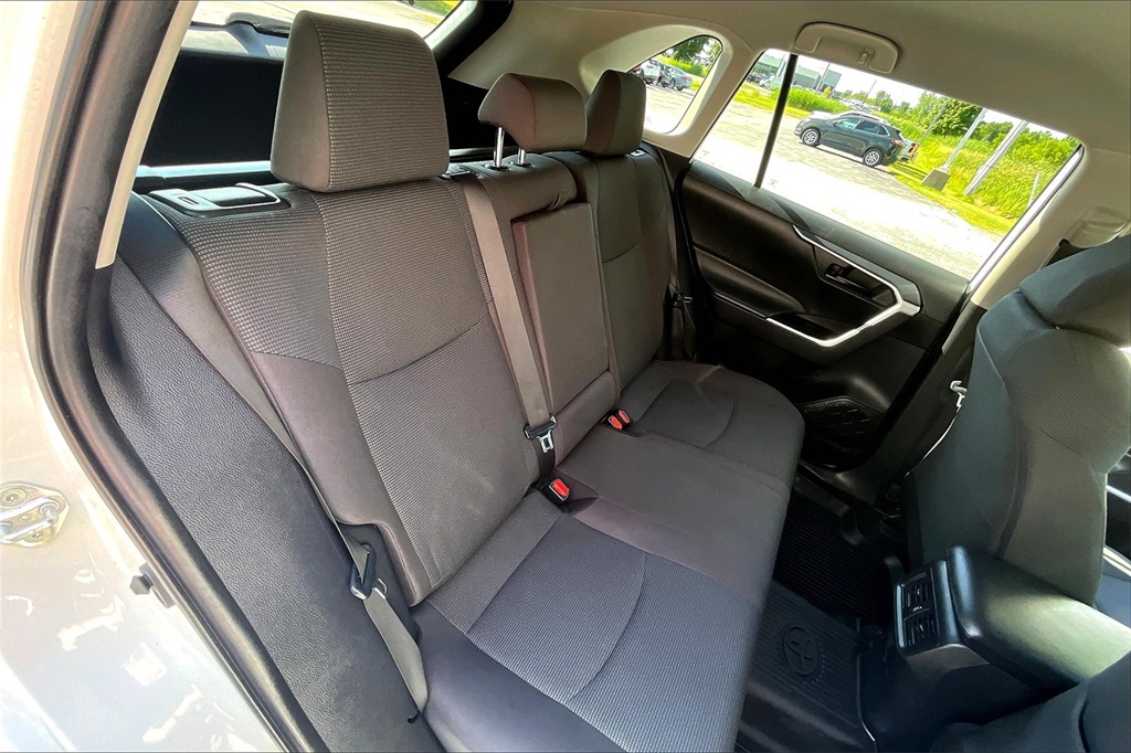 2022 Toyota RAV4 LE - Photo 16
