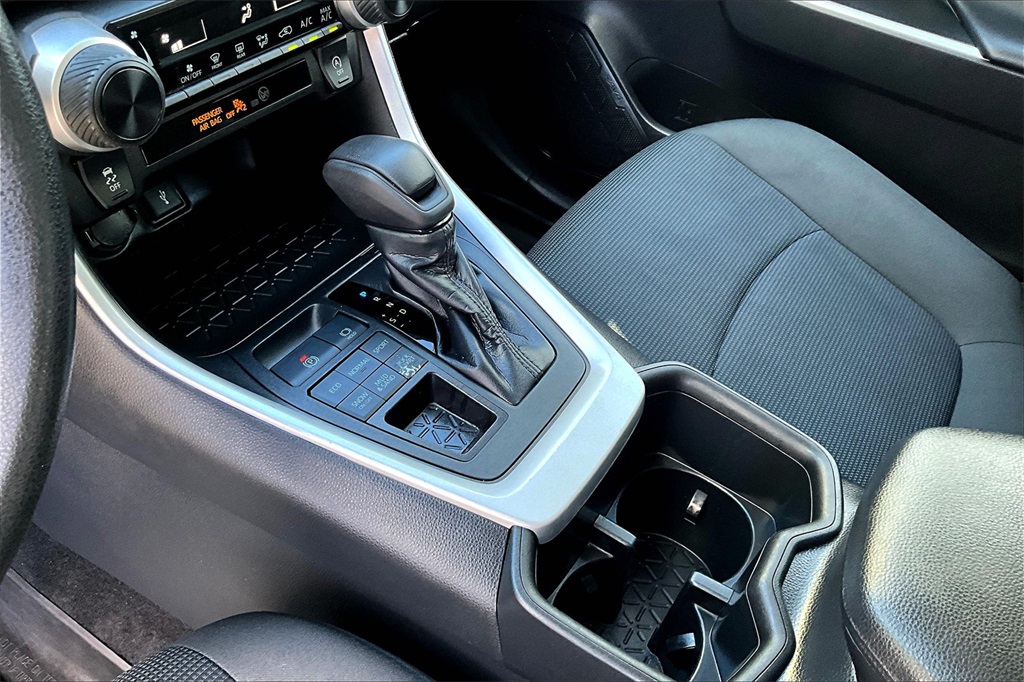 2022 Toyota RAV4 LE - Photo 20