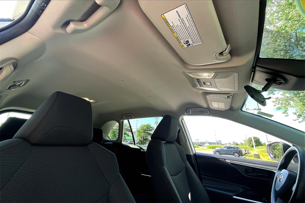 2022 Toyota RAV4 LE - Photo 22