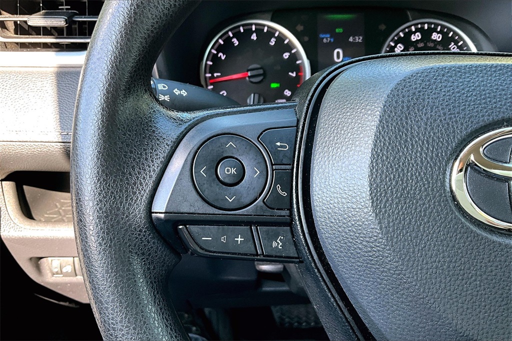 2022 Toyota RAV4 LE - Photo 23