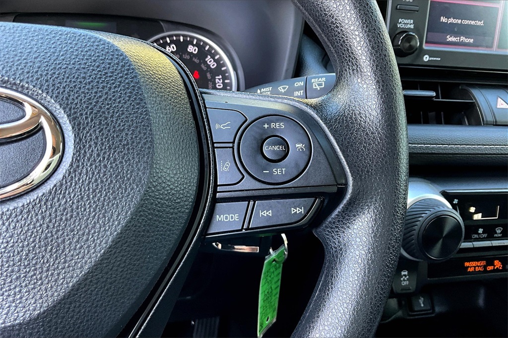 2022 Toyota RAV4 LE - Photo 24