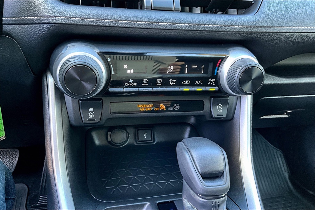 2022 Toyota RAV4 LE - Photo 26