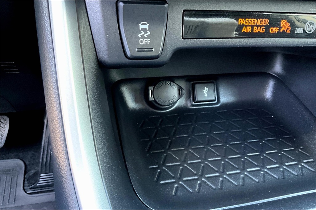 2022 Toyota RAV4 LE - Photo 27