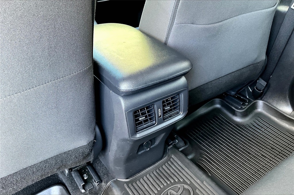 2022 Toyota RAV4 LE - Photo 28