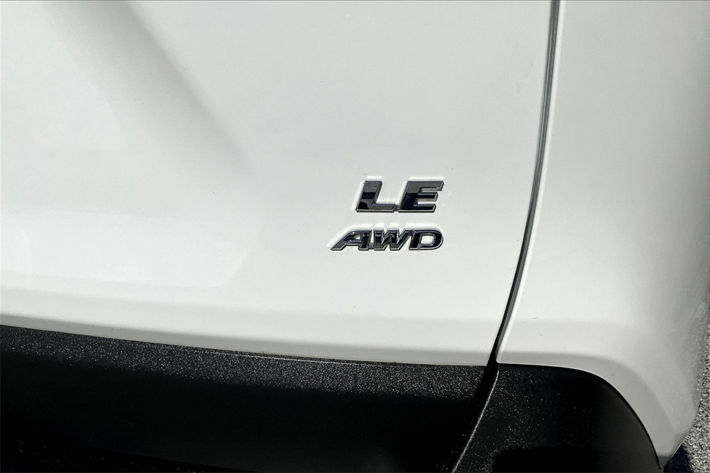 2022 Toyota RAV4 LE - Photo 29