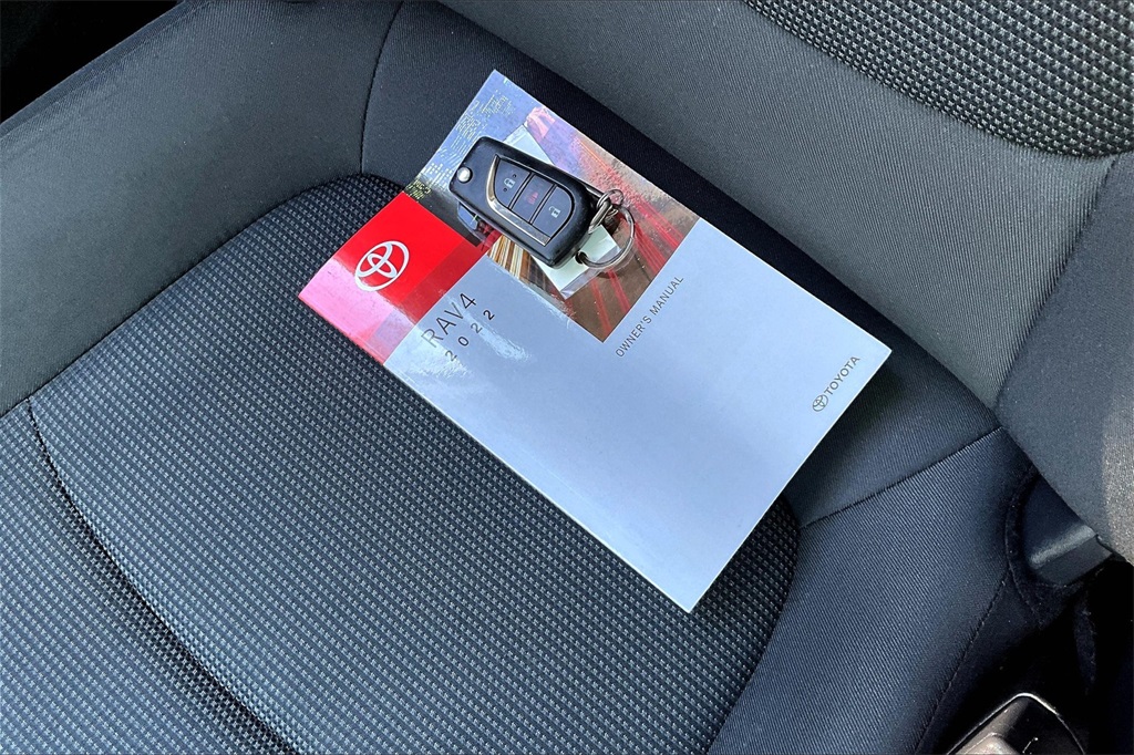 2022 Toyota RAV4 LE - Photo 31