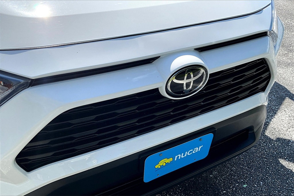 2022 Toyota RAV4 LE - Photo 32