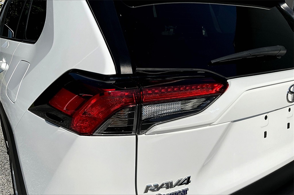 2022 Toyota RAV4 LE - Photo 34