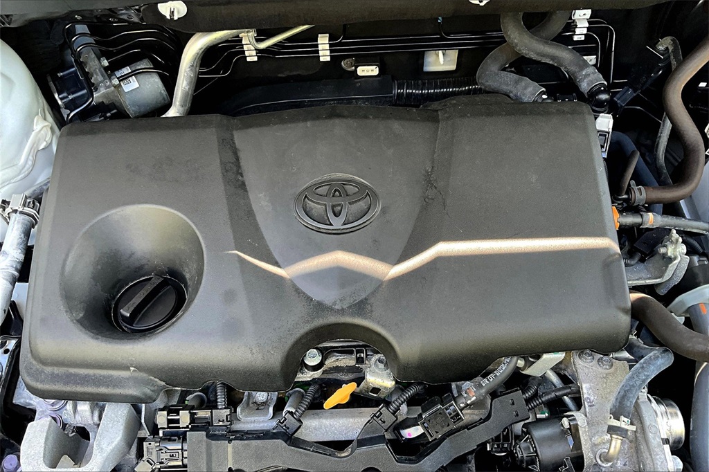 2022 Toyota RAV4 LE - Photo 35