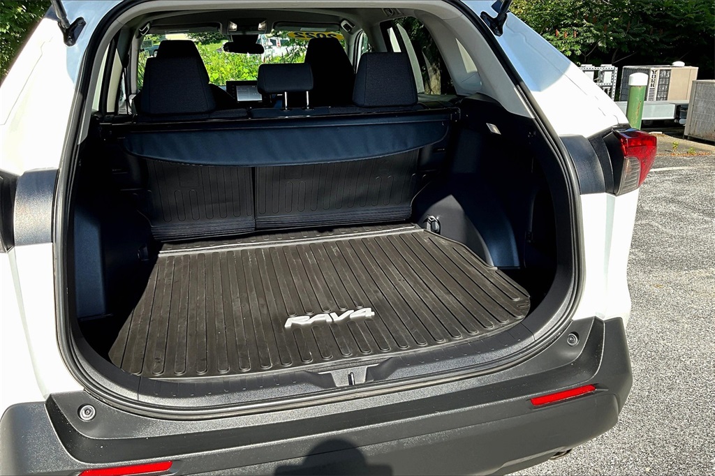 2022 Toyota RAV4 LE - Photo 37
