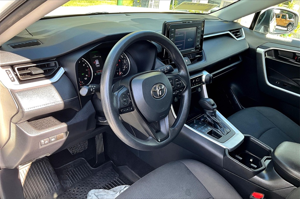 2022 Toyota RAV4 LE - Photo 8