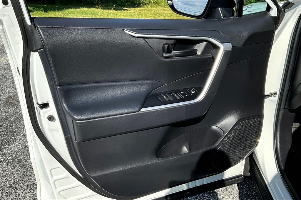2022 Toyota RAV4 LE - Photo 9
