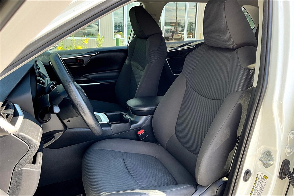 2022 Toyota RAV4 LE - Photo 10