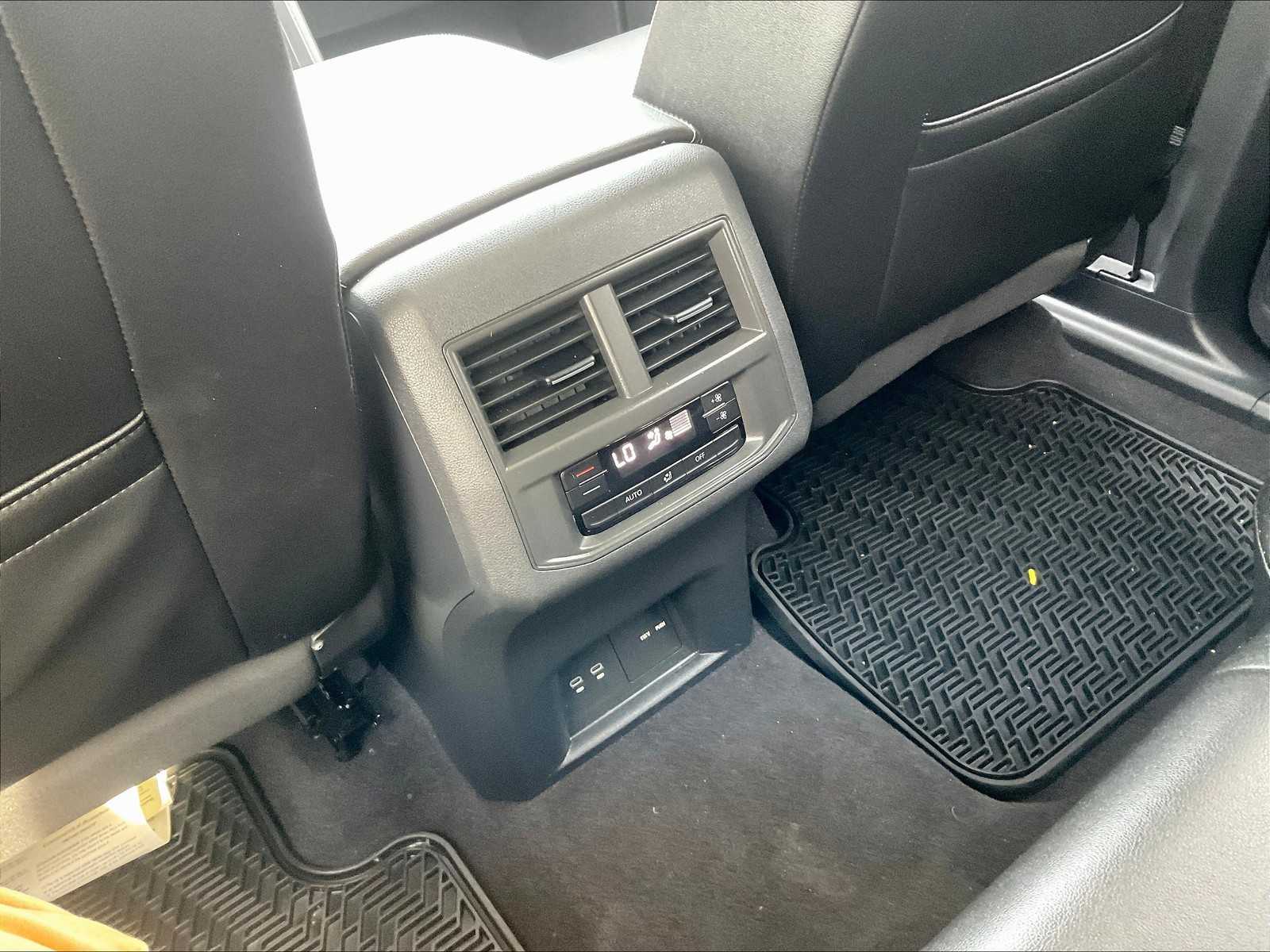 2022 Volkswagen Atlas 3.6L V6 SE w/Technology - Photo 27