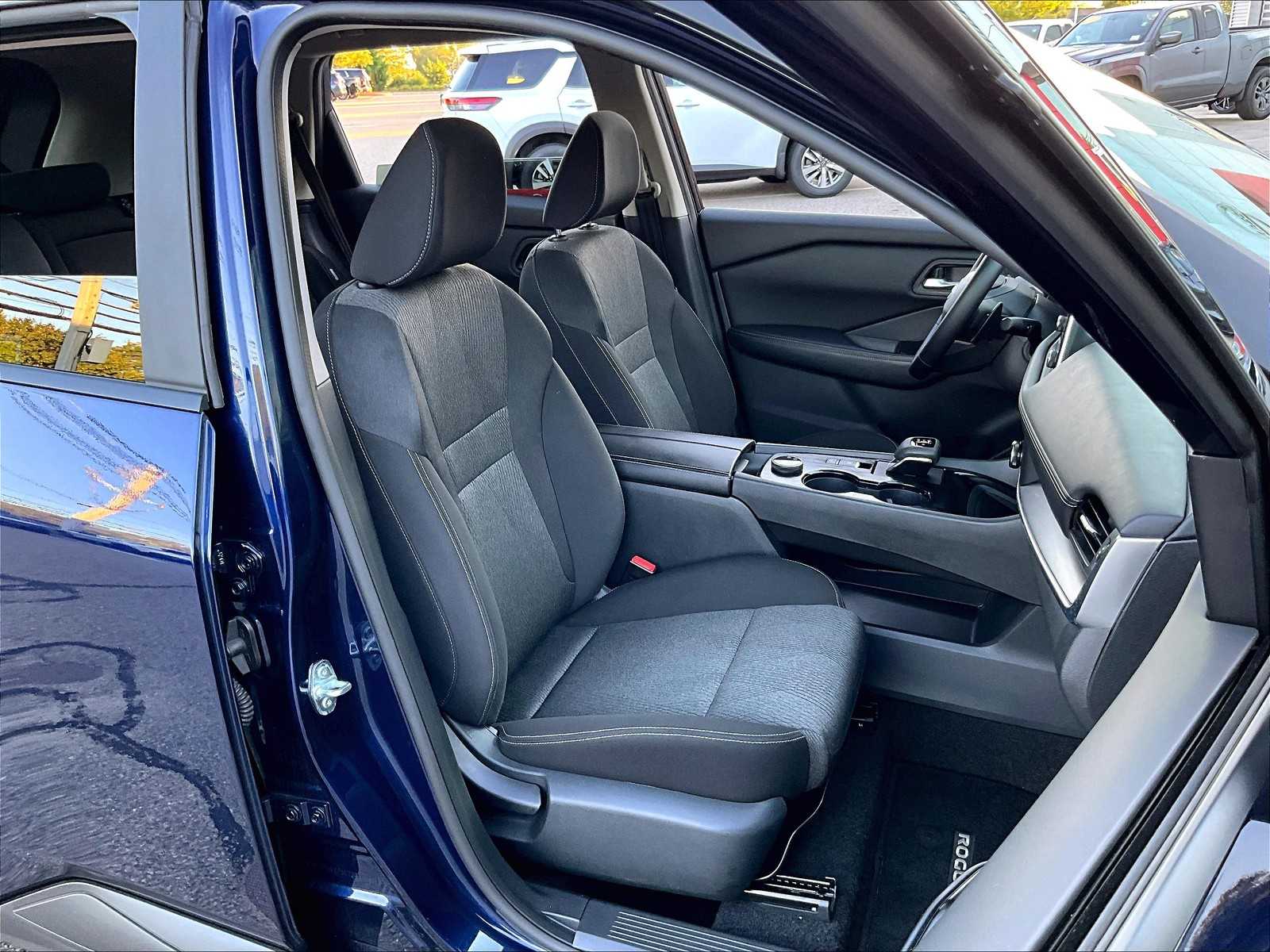 2025 Nissan Rogue SV - Photo 11