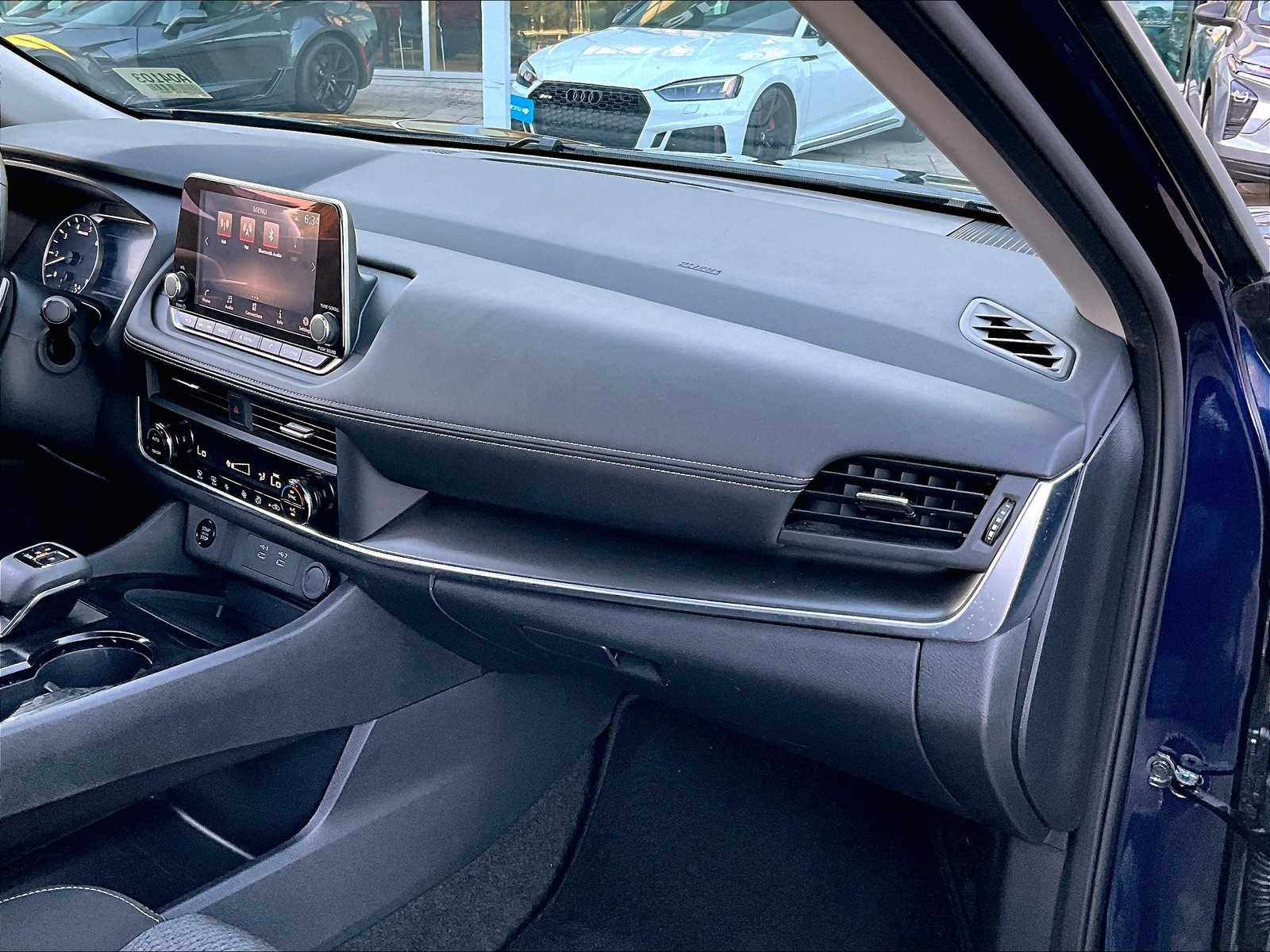 2025 Nissan Rogue SV - Photo 13