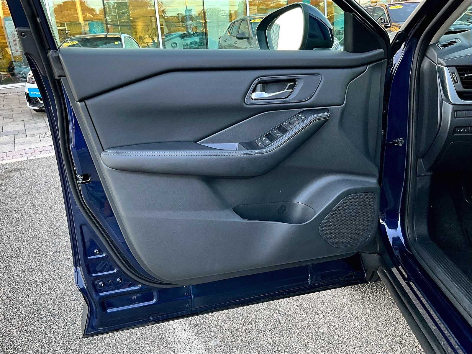 2025 Nissan Rogue SV - Photo 9