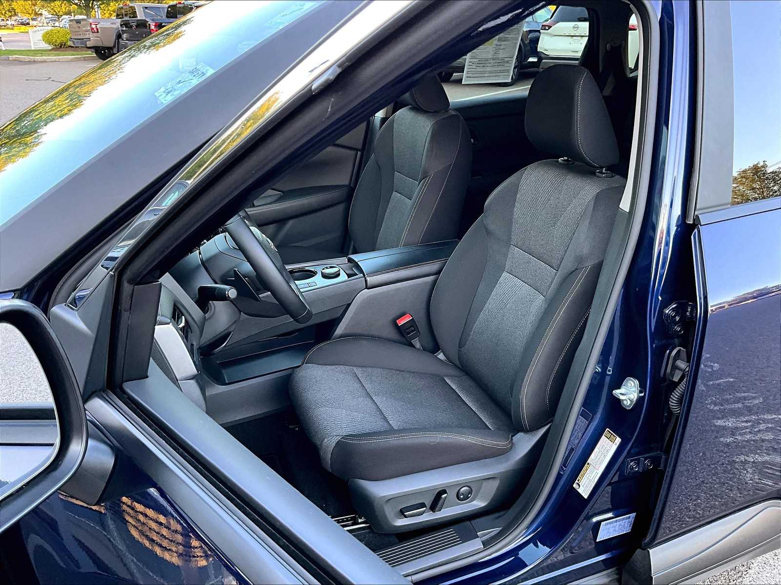 2025 Nissan Rogue SV - Photo 10
