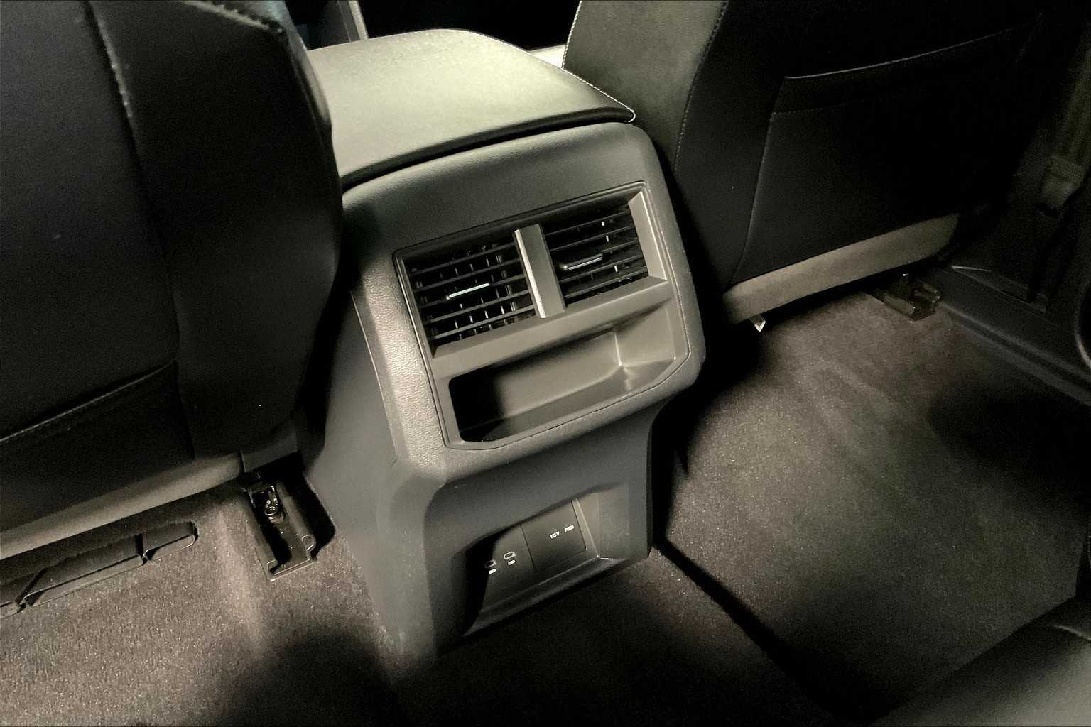 2022 Volkswagen Atlas Cross Sport 3.6L V6 SE w/Technology - Photo 28