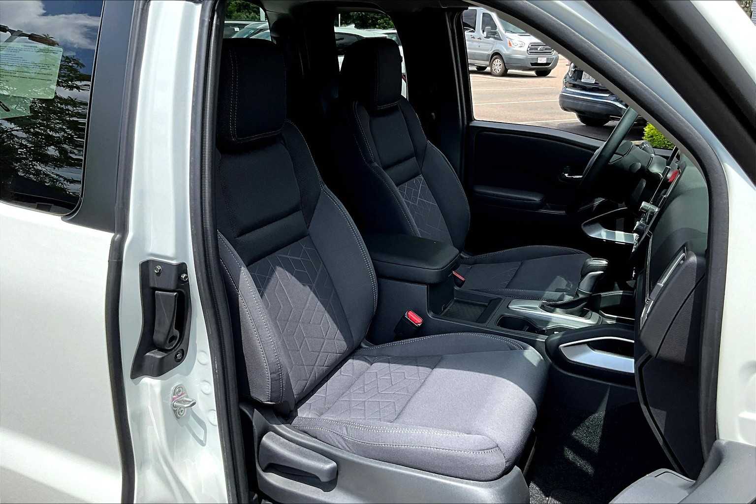 2025 Nissan Frontier SV - Photo 11