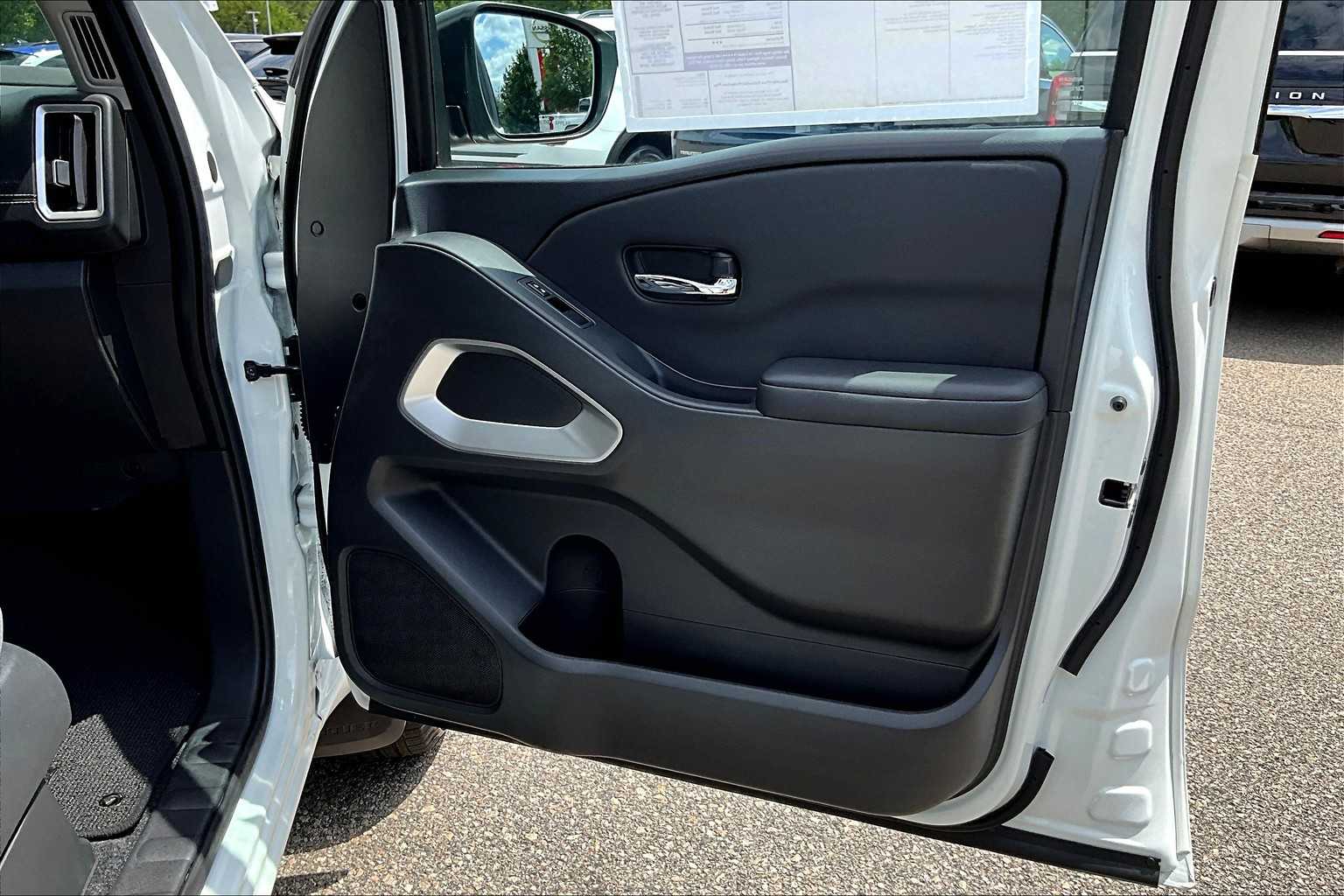 2025 Nissan Frontier SV - Photo 12