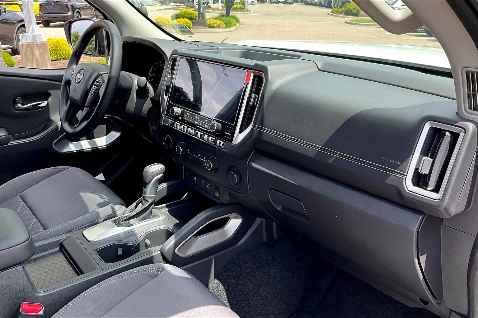 2025 Nissan Frontier SV - Photo 14