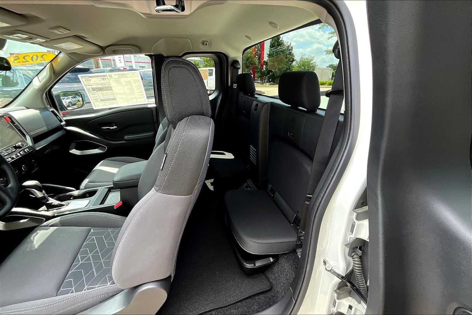 2025 Nissan Frontier SV - Photo 15