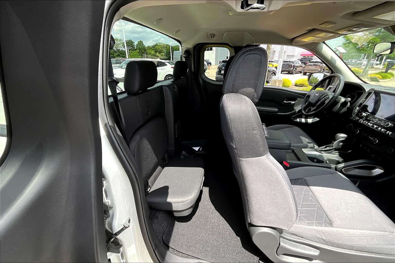 2025 Nissan Frontier SV - Photo 16
